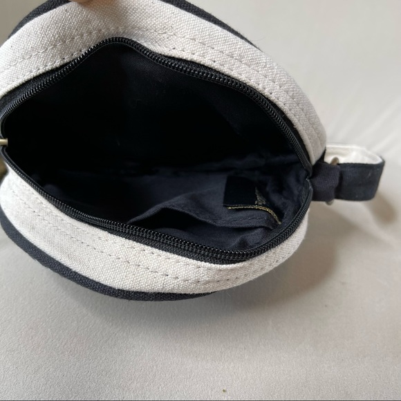 New! LAUREL BURCH Round Crossbody Bag BLACK WHITE CAT KITTEN FACE Shoulder Purse - Picture 3 of 3